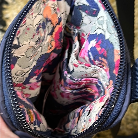 Vera Bradley Scroll Navy Ultralight RFID Petite Cellphone Crossbody NWOT - Picture 7 of 10